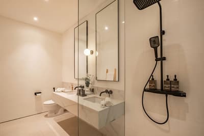 Bedroom & Bathroom