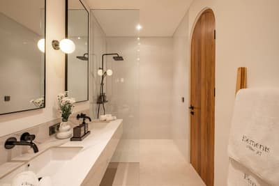 Bedroom & Bathroom